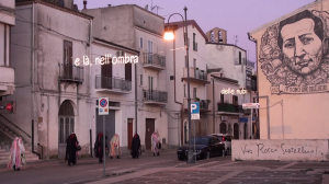 : Le maschere percorrono il corso al rientro dal giro del paese effettuato all'alba del giorno di sant'Antonio abate. Tricarico (MT), gennaio 2022, foto di Emanuele Di Paolo