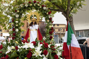 Il simulacro della Virgen dopo la processione con accanto le due bandiere nazionali, 8 settembre 2024, foto di Daria De Grazia