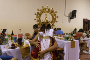 : Una giovane socia “tiene” la Madonnina in braccio al termine delle celebrazioni, 8 settembre 2024 (ph. Daria De Grazia)