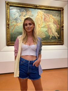 Davanti alla Nascita di Venere. Chiara Ferragni alla Galleria degli Uffizi (2020)