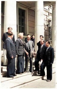 Naimy con alcuni scrittori ucraini davanti all'edificio dell'ex seminario di Poltava, 1956