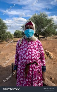 Zrarda Maroc 12 octobre 2022 grand mère du village âgée portant un masque médical à lextérieur Prévention-pendant la pandémie de Coronavirus COVID-19.