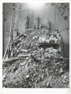 Figura 8 e 9. Il monumento dopo i bombardamenti del 1943 e oggi. La tomba subì danni in seguito al crollo di alcune parti della chiesa, causato dai bombardamenti in città del 1943. L’ultimo intervento di restauro è stato  realizzato dallo studio di Patrizia Cantelli (2007). Fonte: “Il bel San Francesco di Bologna” (2018) 