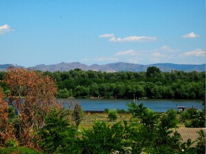 Il Danubio all'altezza di Braila con i monti di Macin sullo sfondo