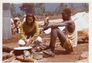 Maria Abbedù prepara la polenta con alcune erbe, 1969 (Archivio Viarengo)