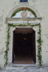 Il portale d'ingresso della chiesa della Madonna delle Rose. Foto Mario Pellegrini. 