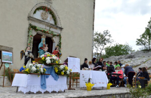  Le statue della Madonna delle Rose, San Vincenzo e San Marziale poste davanti al santuario durante la messa.