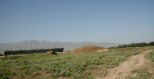 Kojtepa visto da nord-est, da Missione archeologica Italiana in Uzbekistan, Universita di Napoli “L’Orientale”, 2009, Bruno Genito