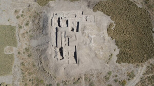 Kojtepa foto generale del sito da drone, ottobre 2021, visto da ovest, da Missione archeologica Italiana in Uzbekistan, Universita di Napoli “L’Orientale”; 