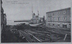 Fig. 5 Cantiere con la chiesa di Porto Salvo, fine Ottocento, cartolina d’epoca