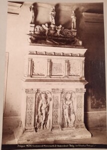 Figura 2. La tomba nel cimitero comunale. Fonte: «Cronaca dei lavori di ristauro alla chiesa monumentale di S. Francesco in Bologna, illustrata con notizie storiche, fotografie, disegni per cura della Fabbriceria. Cartella 5. Studi e lavori relativi al ristauro della tomba di papa Alessandro V 1889-1893», 1893-1889, b. 24, Archivio di San Francesco.