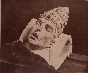 Figura 4. La testa del pontefice Fonte: «Cronaca dei lavori di ristauro alla chiesa monumentale di S. Francesco in Bologna, illustrata con notizie storiche, fotografie, disegni per cura della Fabbriceria. Cartella 5. Studi e lavori relativi al ristauro della tomba di papa Alessandro V 1889-1893», 1893-1889, b. 24, Archivio di San Francesco