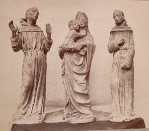 Figura 5. Le tre statue. Fonte: «Cronaca dei lavori di ristauro alla chiesa monumentale di S. Francesco in Bologna, illustrata con notizie storiche, fotografie, disegni per cura della Fabbriceria. Cartella 5. Studi e lavori relativi al ristauro della tomba di papa Alessandro V 1889-1893», 1893-1889, b. 24, Archivio di San Francesco