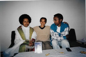 Maria Abbedù a Addis Abeba con parenti (Archivio Viarengo)