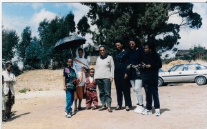 Mria Abbedù con cugini e nipoti nel suo ultimo viaggio a Addis Abeba, 1996 (Archivio Viarengo)