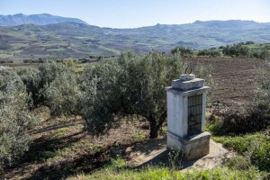 Monumento funebre a Giuseppe Carnevale alle pendici di monte San Calogero.(ph. Angelo Pitrone)