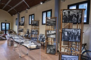 Allestimento della mostra, realizzata a Sciara per i 50 anni dal delitto di Giuseppe Carnevale nel 2005. Nel piccolo museo etnografico,(ph. Angelo Pitrone)   