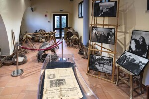 Allestimento della mostra, realizzata a Sciara per i 50 anni dal delitto di Giuseppe Carnevale nel 2005. Nel piccolo museo etnografico,  (ph. Angelo Pitrone)  