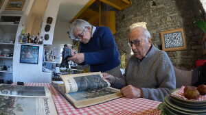 Consultazione della Domenica del Corriere a a casa di Franco Innocenti