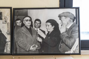 Francesca Serio col poeta Ignazio Buttitta, che dedicherà dei versi struggenti per celebrare il sacrificio di Salvatore Carnevale, Lamentu ppi la morti di Turiddu Carnivali - 1956