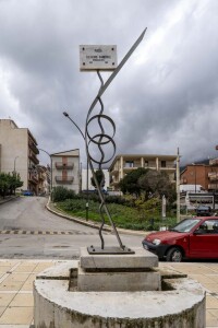 Una recente scultura di Stanislao Minuto dedicata al Sindacalista Salvatore Carnevale posta nella piazza a lui dedicata a Sciara (ph. Angelo Pitrone)