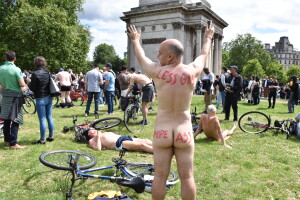 La piazza e la vita nuda (ph. Tiziana Sparacino)