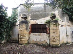 Originario accesso al vestibolo del Lazzaretto dall'area cimiteriale, murato a seguito dei lavori della Manifattura tabacchi (ph. Laura Leto 2019)