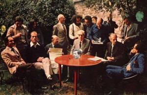 Riunione dell'Oulipo di Martedì 23 settembre 1975 nel giardino di François Le Lionnais. Il primo seduto a sinistra è Calvino.