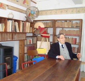 Arnaldo Nesti nella Biblioteca a Barbiana